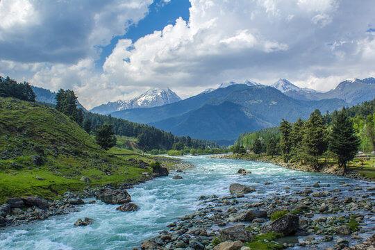Booking Your Kashmir Vacation in August: Best Deals, Packages & Hotels (2025)