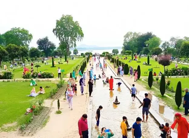 Kashmir-tour-with-family